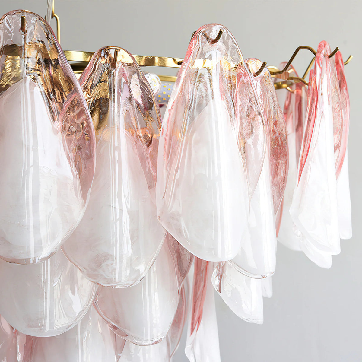 Foliage Ombre rosa-weißer Kronleuchter mit Glasblütenblättern, mehrstufige florale Hängeleuchte im Murano-Stil