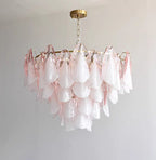 Foliage Ombre rosa-weißer Kronleuchter mit Glasblütenblättern, mehrstufige florale Hängeleuchte im Murano-Stil